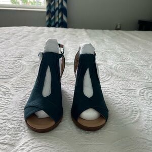 Journey Collection Women Blue Kenzie Comfort Soles, Wedge Sandals, Size 61/2 M .